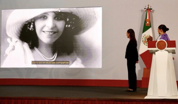 Dos mujeres observan una proyección en blanco y negro de una mujer sonriente con sombrero en una presentación junto a una bandera de México.