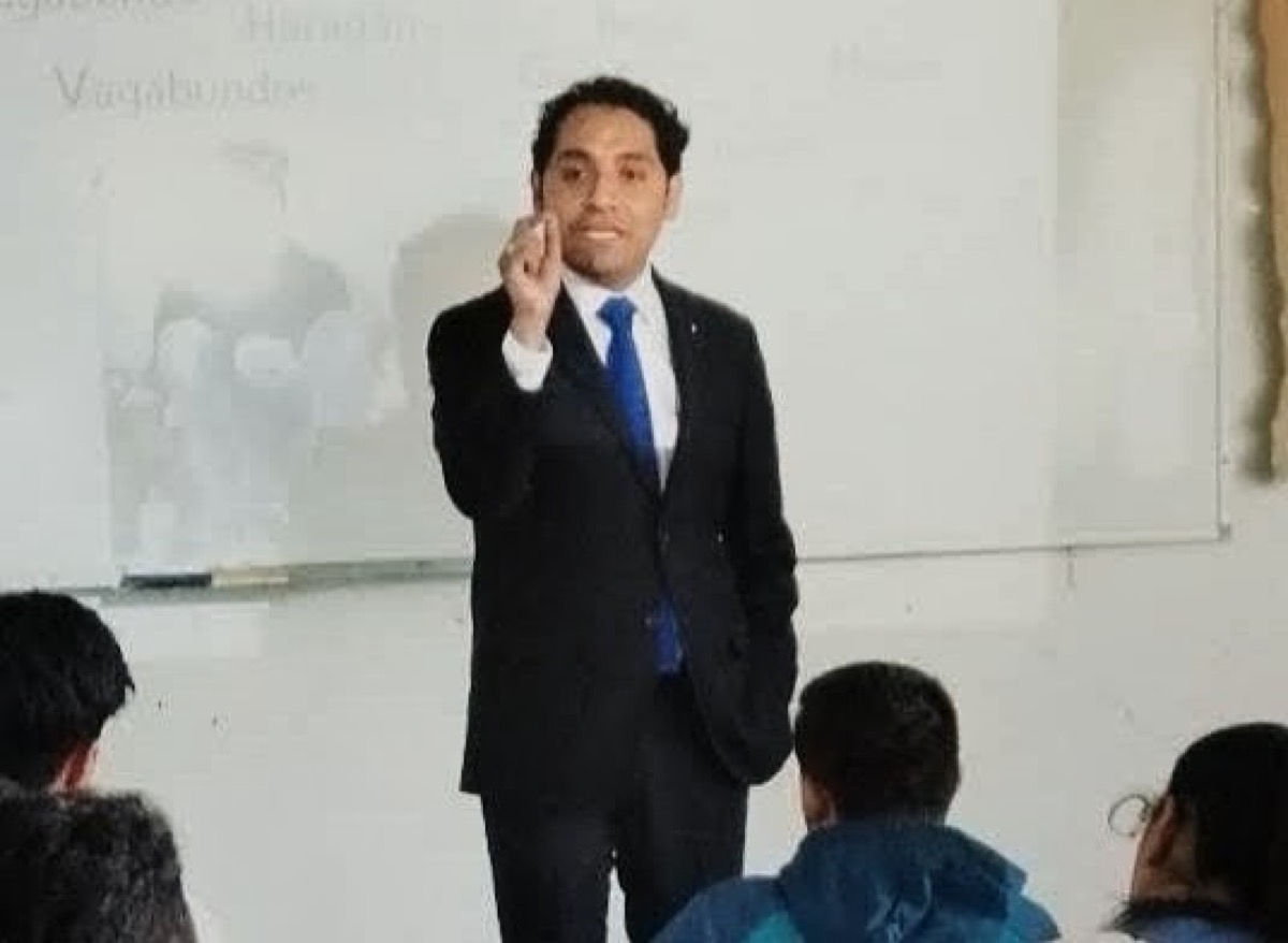 Orador en traje azul imparte mensaje durante el Foro Nacional de Oratoria en Chile