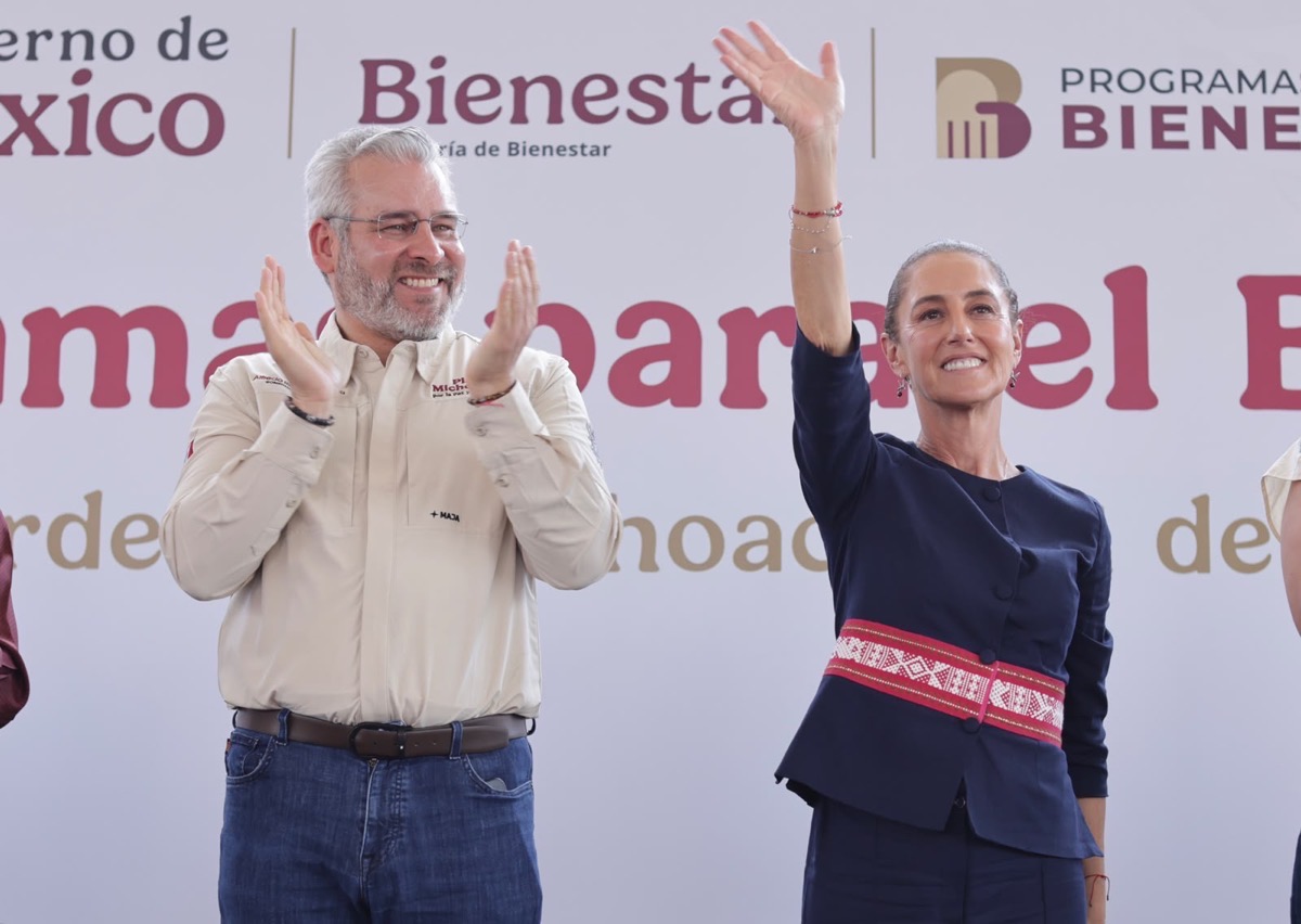 Claudia Sheinbaum saluda en un evento de Bienestar en Michoacán junto al gobernador Alfredo Ramírez Bedolla