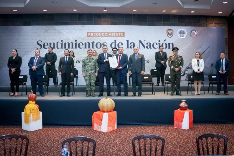 Ceremonia de la FGE Michoacán entregando el reconocimiento Sentimientos de la Nación a agentes ministeriales