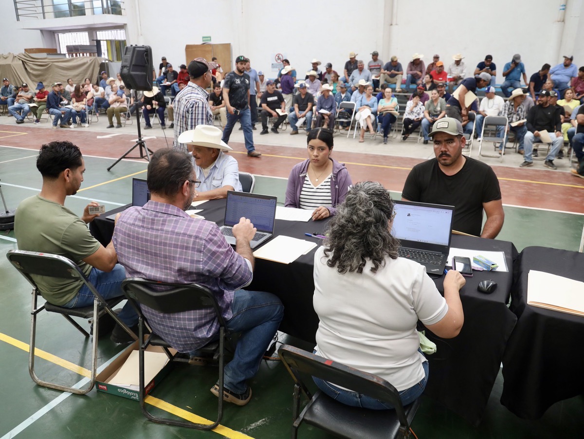 Productores reciben apoyos del Gobierno de Jalisco en el Domo Polideportivo de Etzatlán.