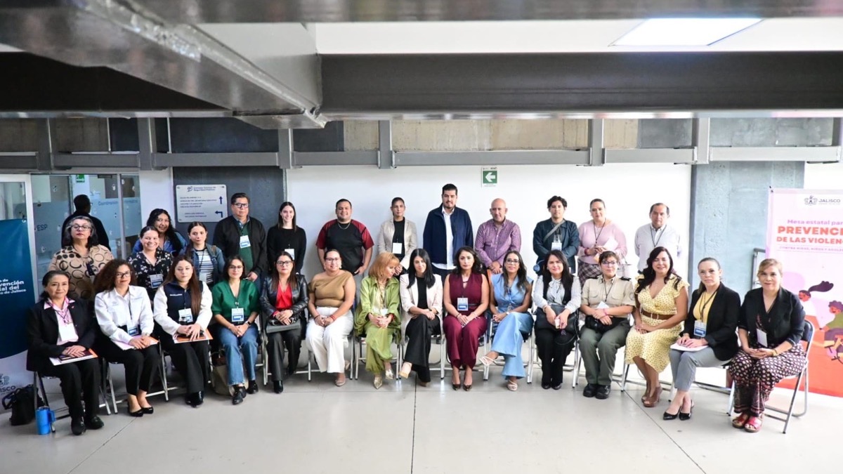 Funcionarios y representantes en la Cuarta Sesión de la Mesa Estatal para la Prevención de Violencias en Jalisco