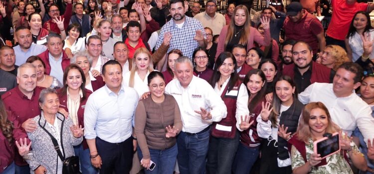 Gaby Molina y Carlos Torres Piña posan con liderazgos locales en Morelia durante los Diálogos por la Soberanía.