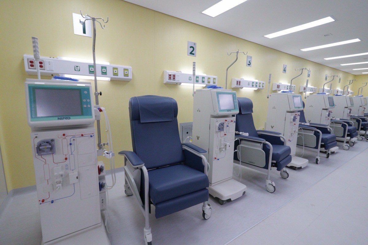 Sala de hemodiálisis del IMSS Michoacán con sillas reclinables y máquinas para tratamiento renal.