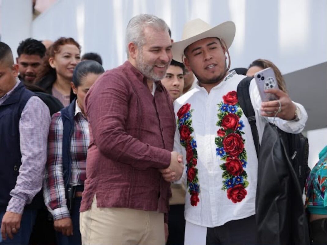Alfredo Ramírez Bedolla saluda a un habitante de San Andrés Tziróndaro durante la celebración del autogobierno.