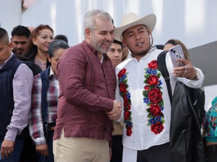 Alfredo Ramírez Bedolla saluda a un habitante de San Andrés Tziróndaro durante la celebración del autogobierno.