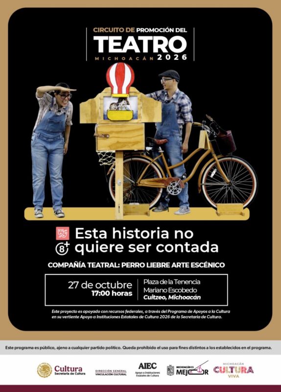 Dos personas con ropa casual y gorras observan una bicicleta equipada con una pequeña escenografía de globo aerostático frente a un fondo negro, en un cartel promocional de una obra de teatro.