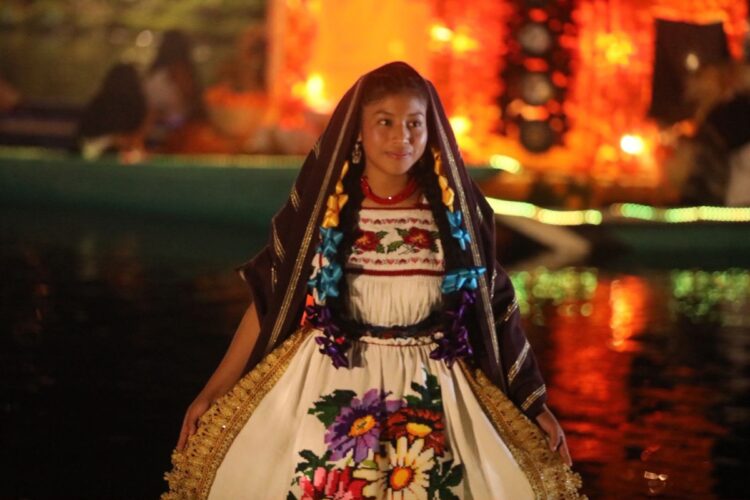 Niña con vestido tradicional michoacano durante El camino de las ánimas en Urandén