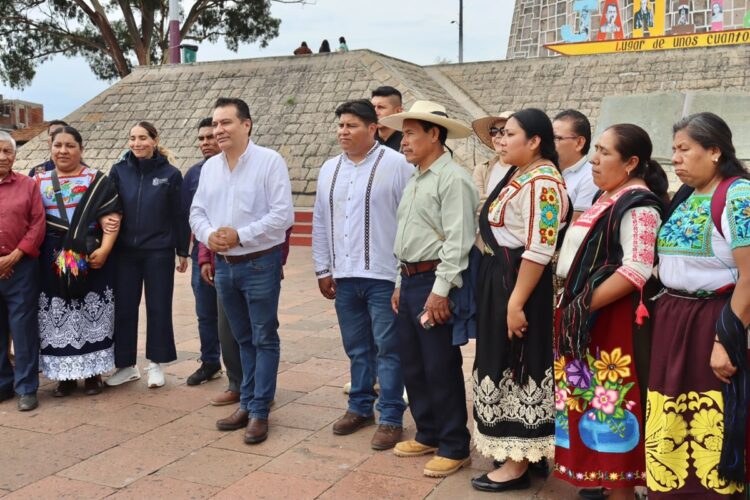 Autoridades y comunidad en Janitzio durante preparativos de Noche de Muertos 2026