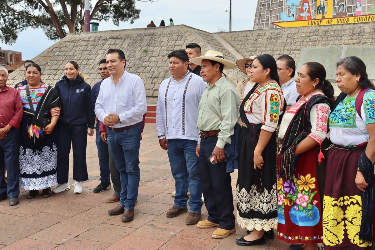 Autoridades y comunidad en Janitzio durante preparativos de Noche de Muertos 2026