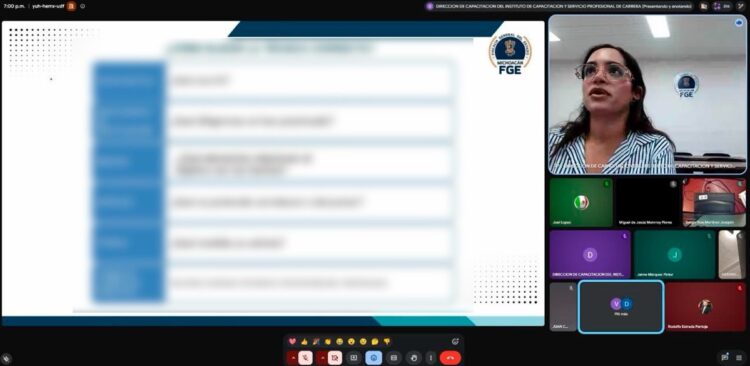 Captura de pantalla de una videollamada con una presentación borrosa y varias personas conectadas, incluyendo una mujer hablando en la esquina superior derecha.